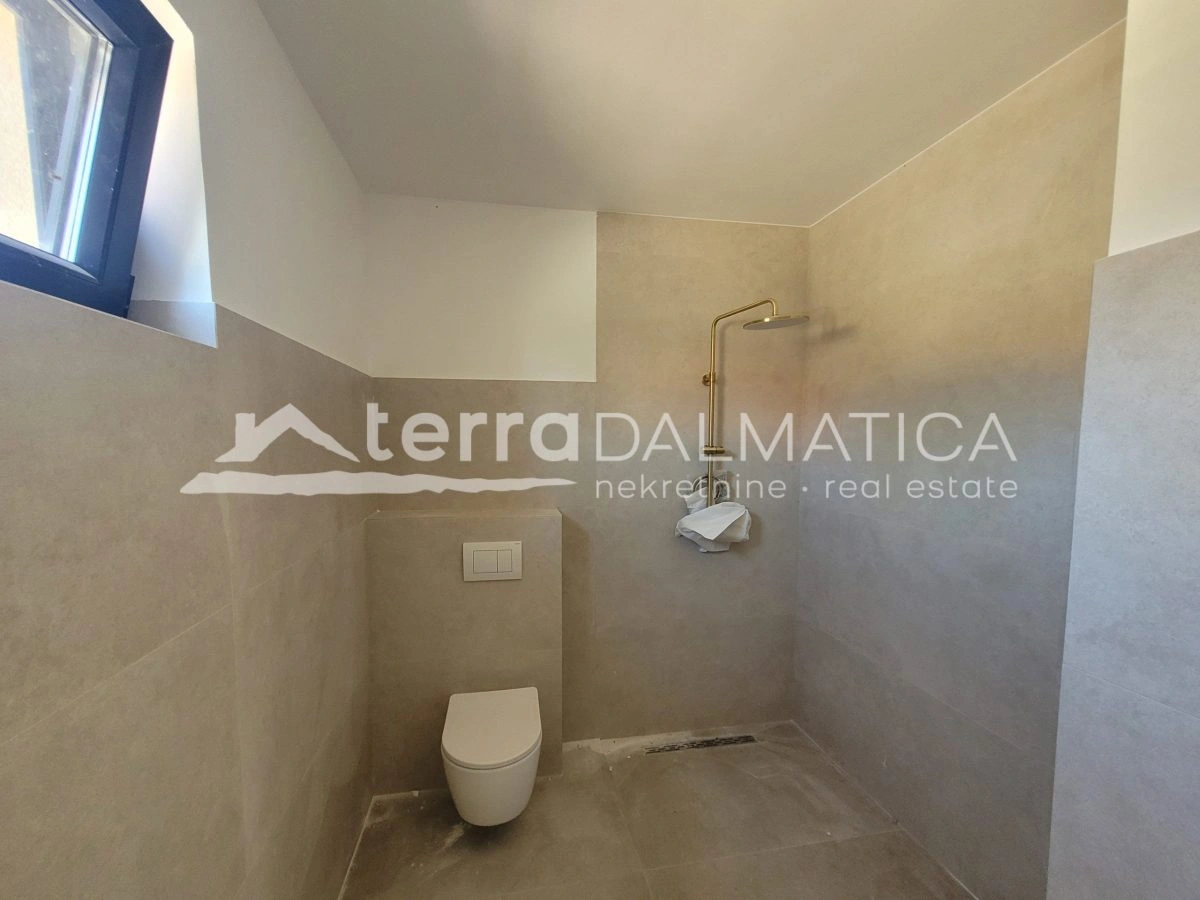 Apartment in Vodice – Neubau mit Garten, 80 m vom Meer entfernt