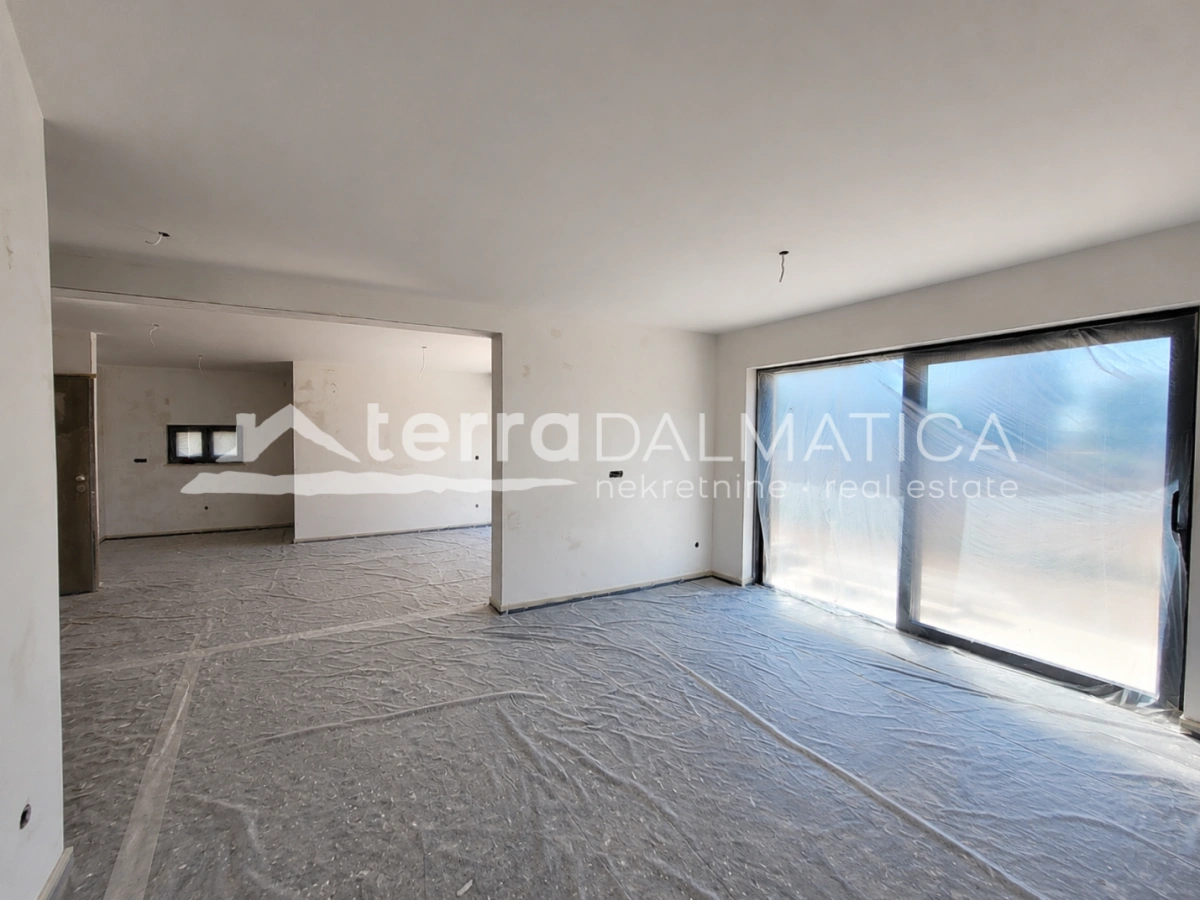 Apartment in Vodice – Neubau mit Garten, 80 m vom Meer entfernt