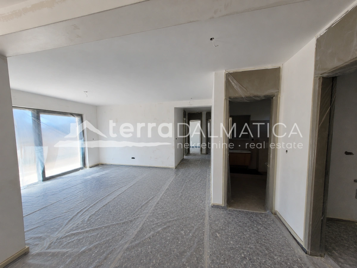 Apartment in Vodice – Neubau mit Garten, 80 m vom Meer entfernt