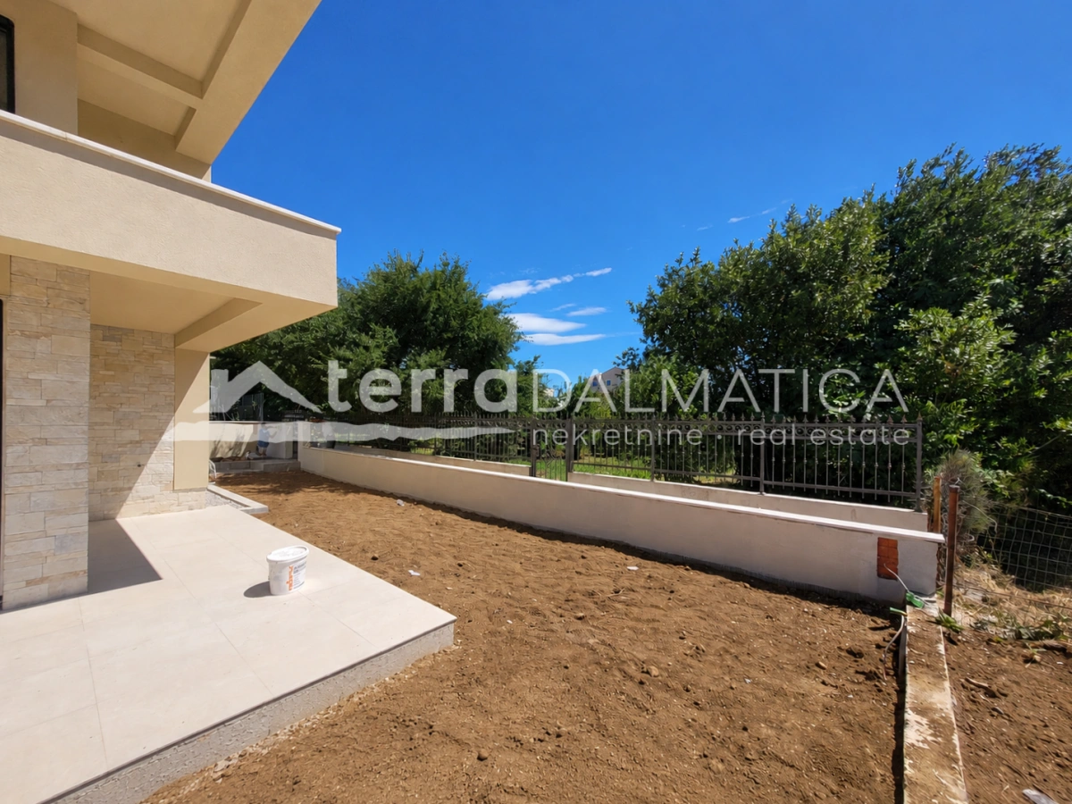 Apartment in Vodice – Neubau mit Garten, 80 m vom Meer entfernt
