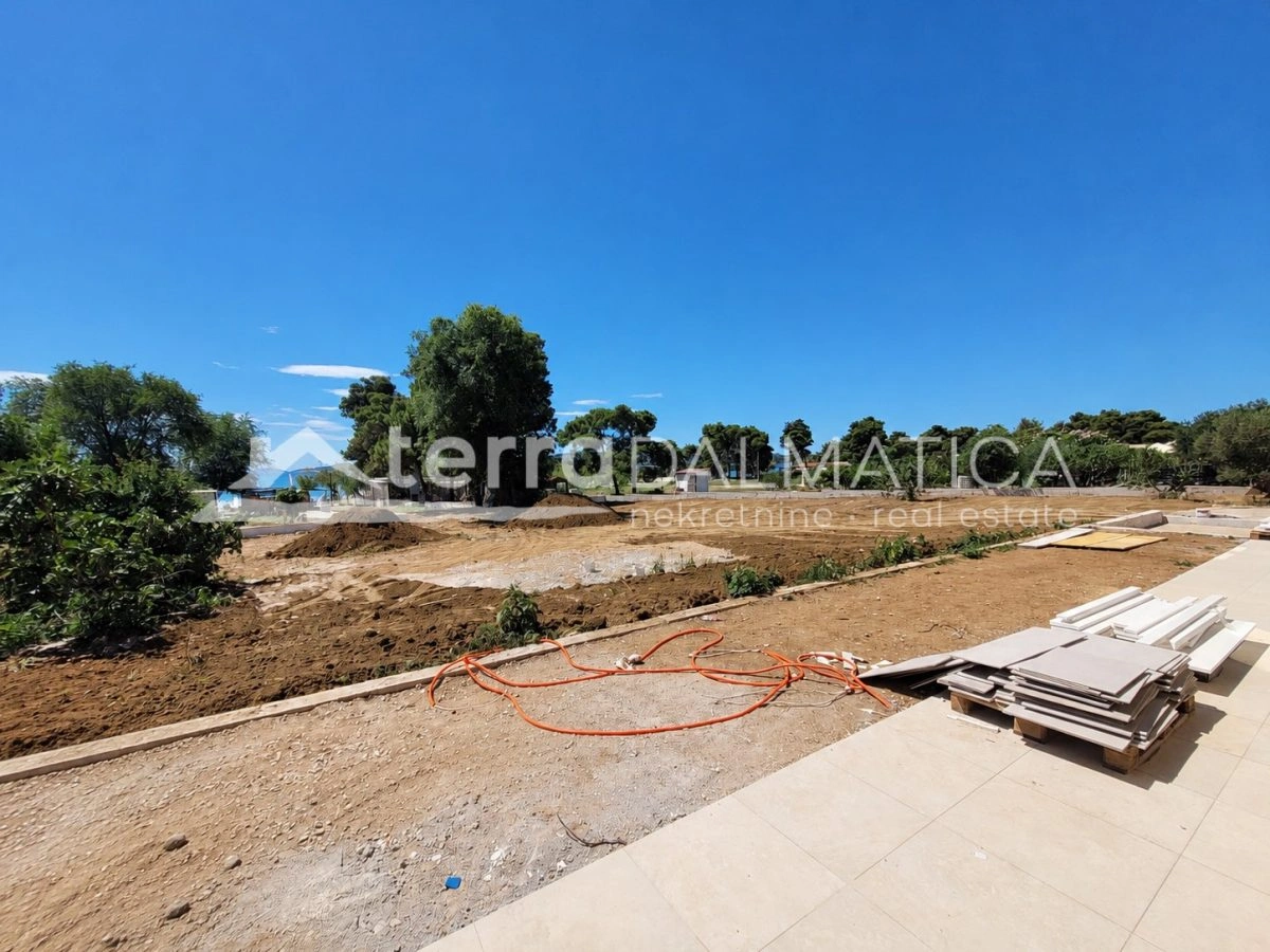 Apartment in Vodice – Neubau mit Garten, 80 m vom Meer entfernt