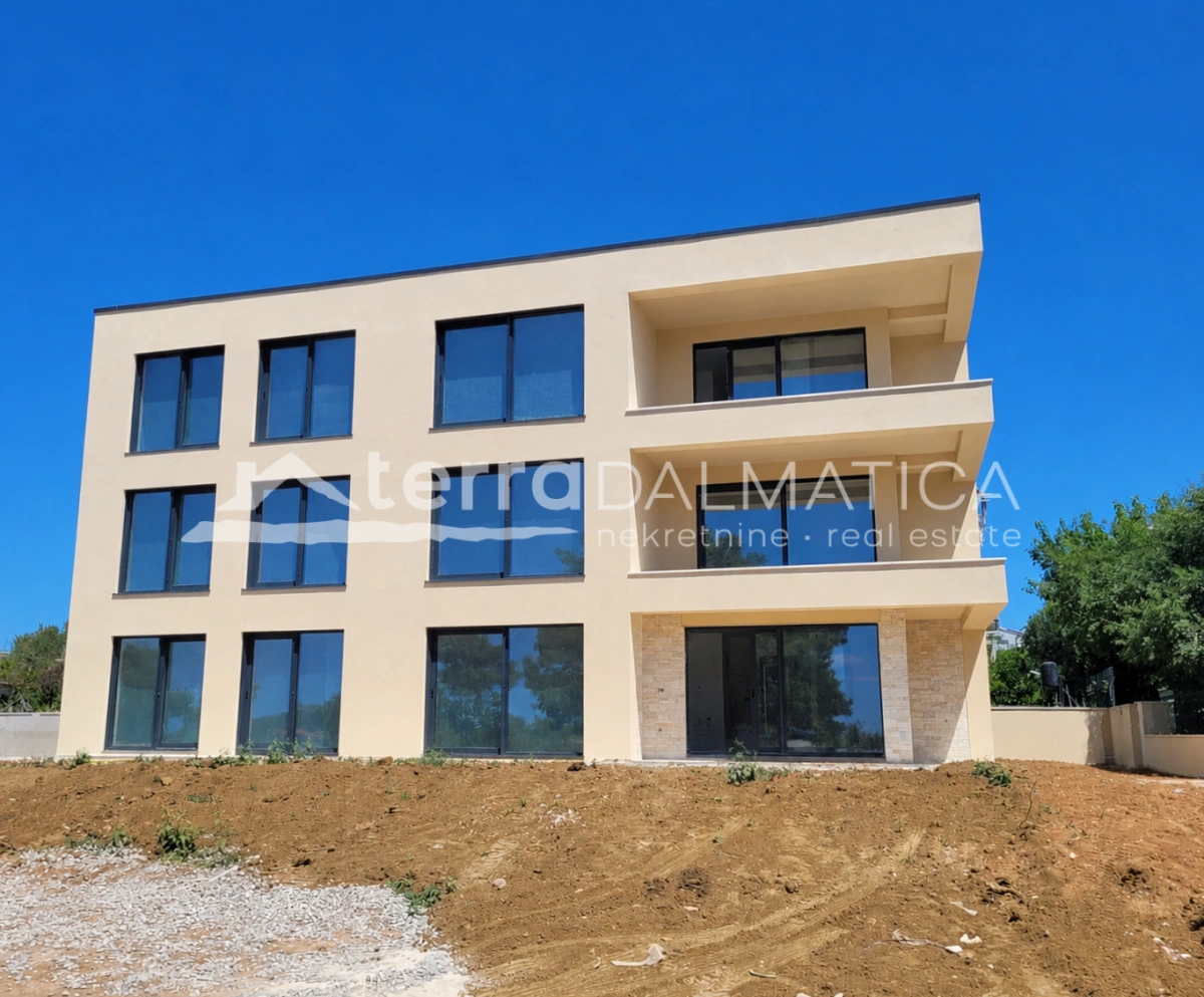 Apartment in Vodice – Neubau mit Garten, 80 m vom Meer entfernt