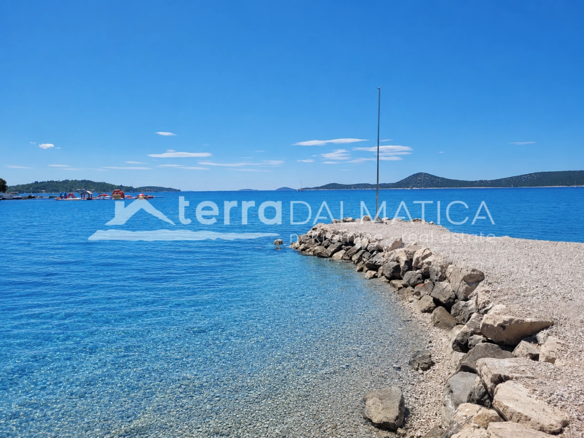 Apartment in Vodice – Neubau mit Garten, 80 m vom Meer entfernt