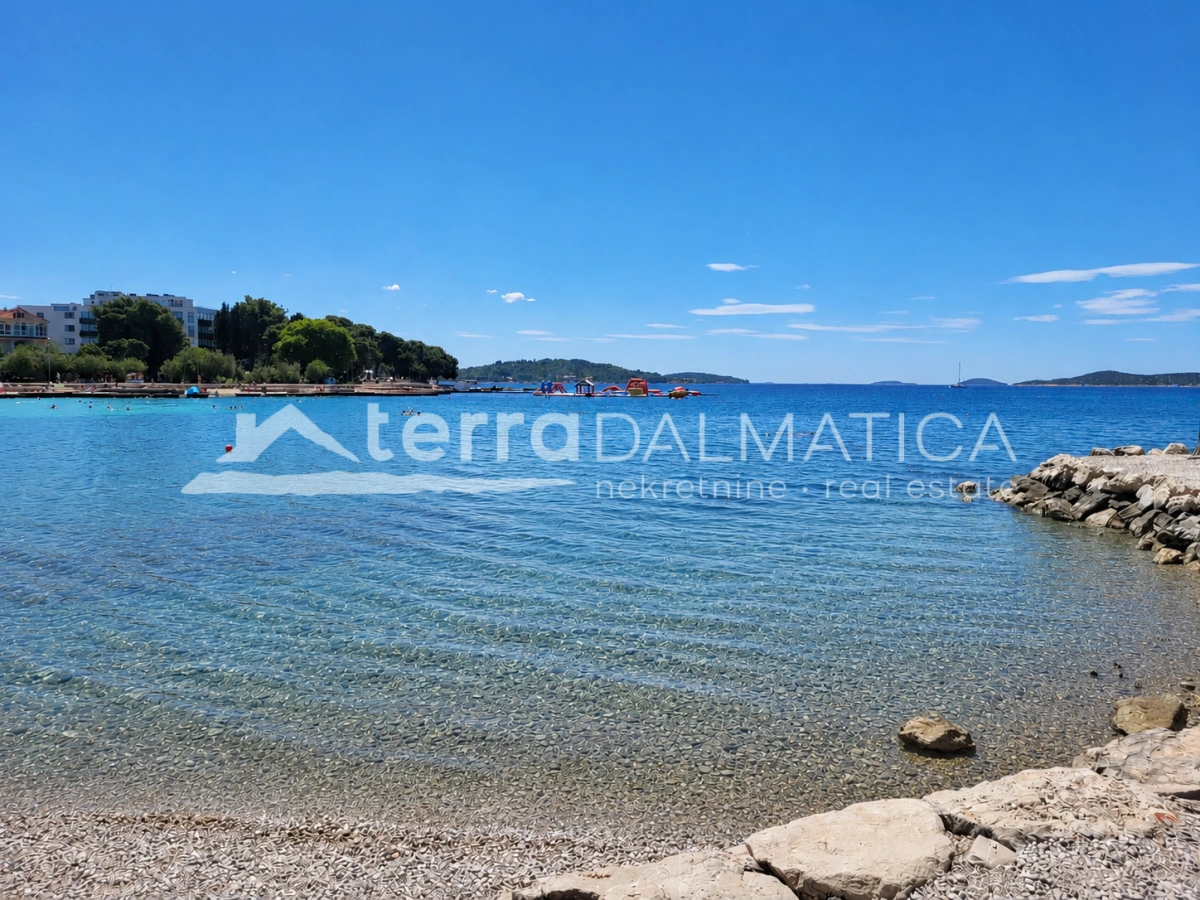 Apartment in Vodice – Neubau mit Garten, 80 m vom Meer entfernt
