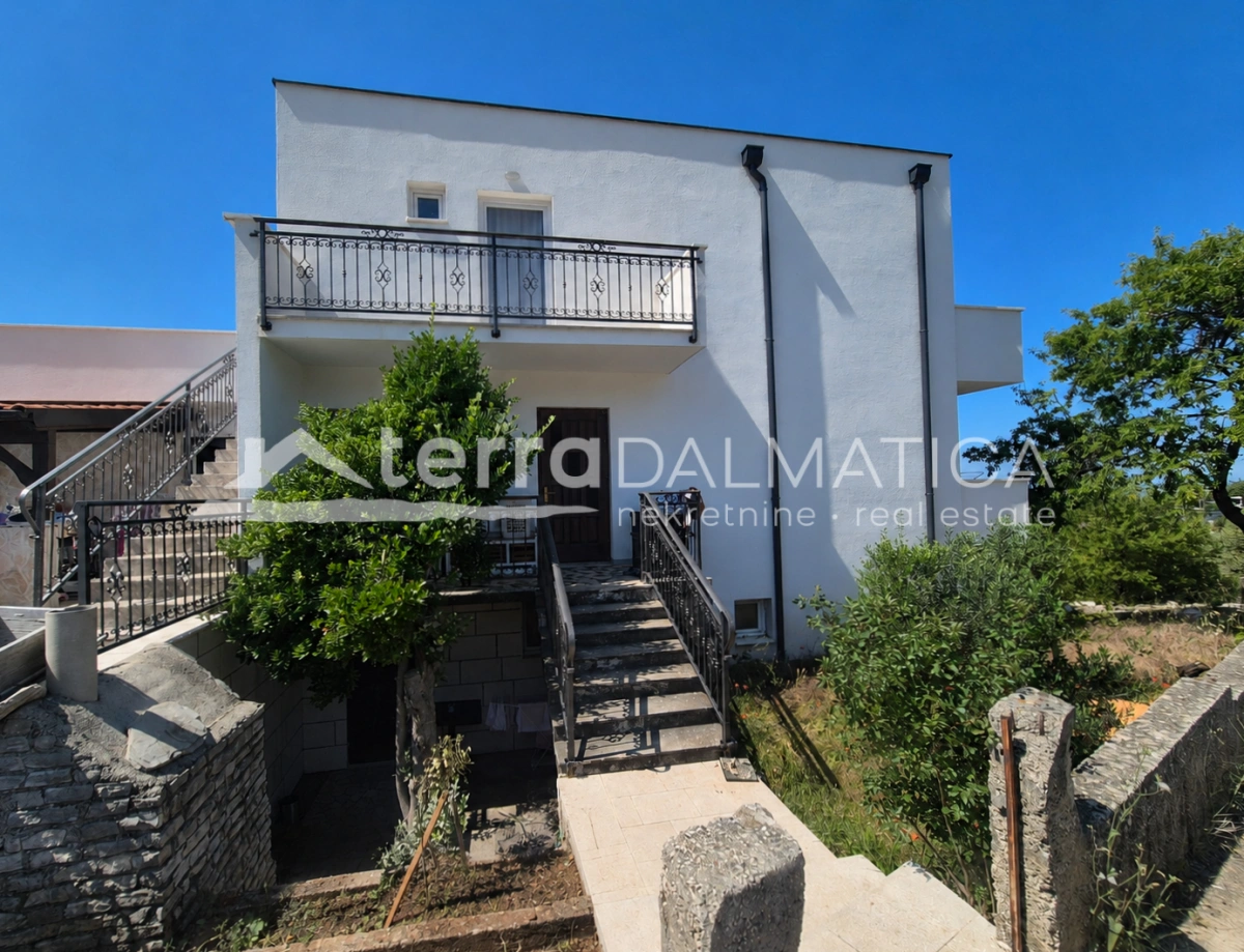 Haus im Hinterland von Primošten – 6 Apartments mit Panoramablick