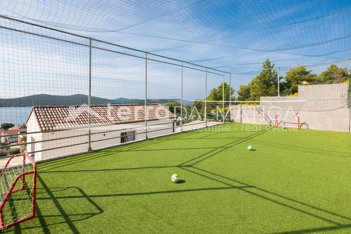 Luxusvilla in der Nähe von Žaborić – Infinity-Pool, Dachterrasse mit Whirlpool und Sportplatz
