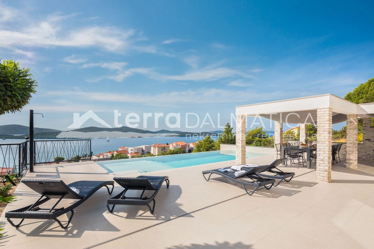 Luxusvilla in der Nähe von Žaborić – Infinity-Pool, Dachterrasse mit Whirlpool und Sportplatz