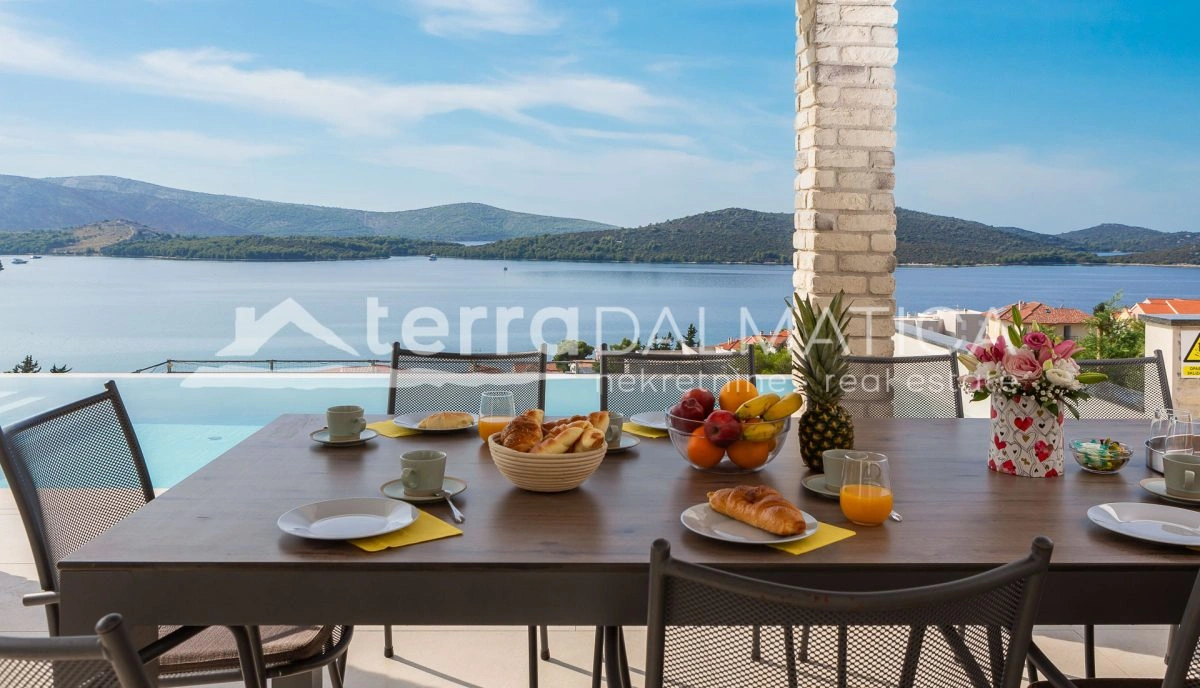 Luxusvilla in der Nähe von Žaborić – Infinity-Pool, Dachterrasse mit Whirlpool und Sportplatz