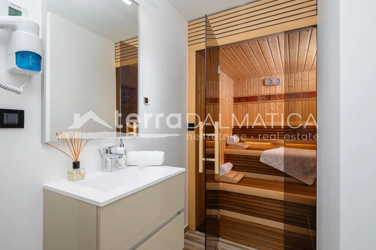 Luxusvilla in der Nähe von Žaborić – Infinity-Pool, Dachterrasse mit Whirlpool und Sportplatz
