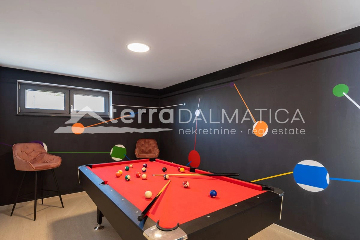 Luxusvilla in der Nähe von Žaborić – Infinity-Pool, Dachterrasse mit Whirlpool und Sportplatz