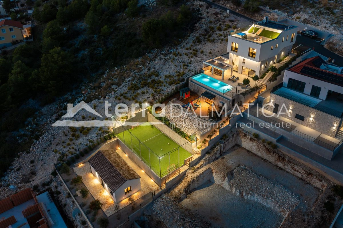Luxusvilla in der Nähe von Žaborić – Infinity-Pool, Dachterrasse mit Whirlpool und Sportplatz