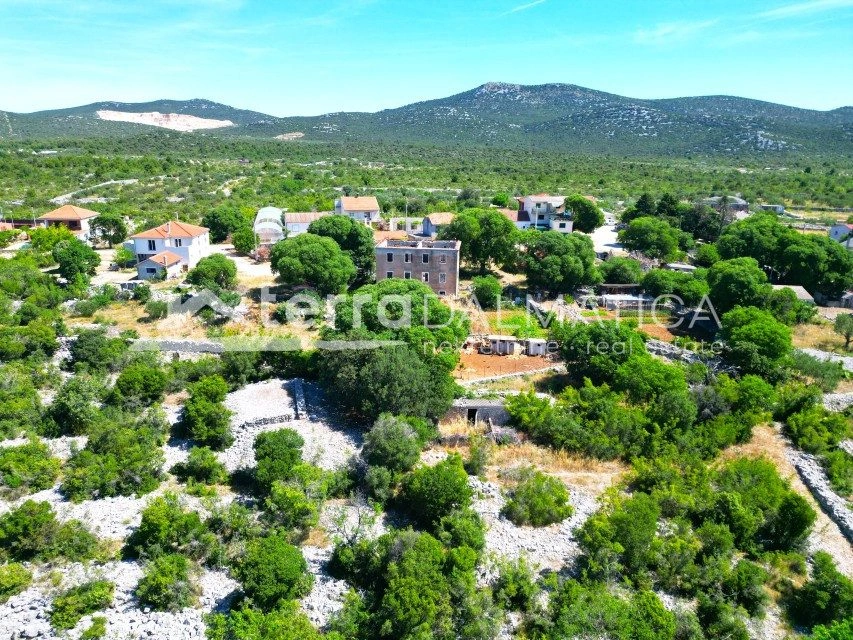 Großzügiges 2.700 m² großes Baugrundstück in der Nähe von Tisno