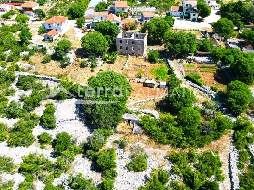 Großzügiges 2.700 m² großes Baugrundstück in der Nähe von Tisno