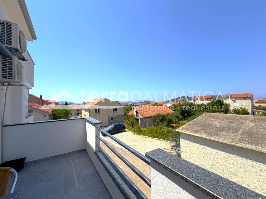 Apartmenthaus mit Meerblick, Tribunj – Kapitalanlage