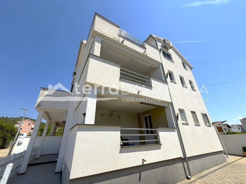 Apartmenthaus mit Meerblick, Tribunj – Kapitalanlage