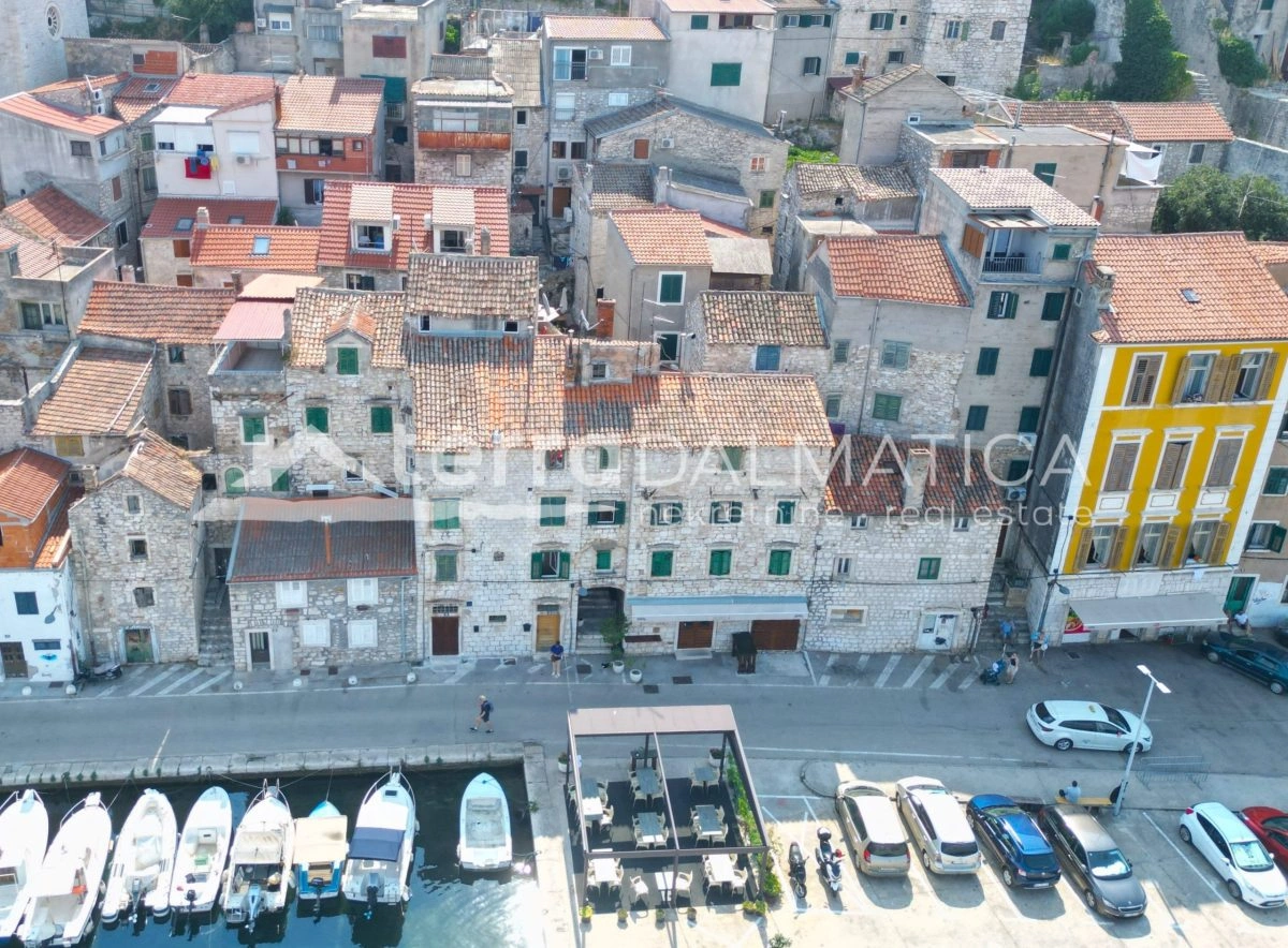 Kamena kuća u centru Šibenika prvi red do mora – 4 stambene jedinice i 2 poslovna prostora