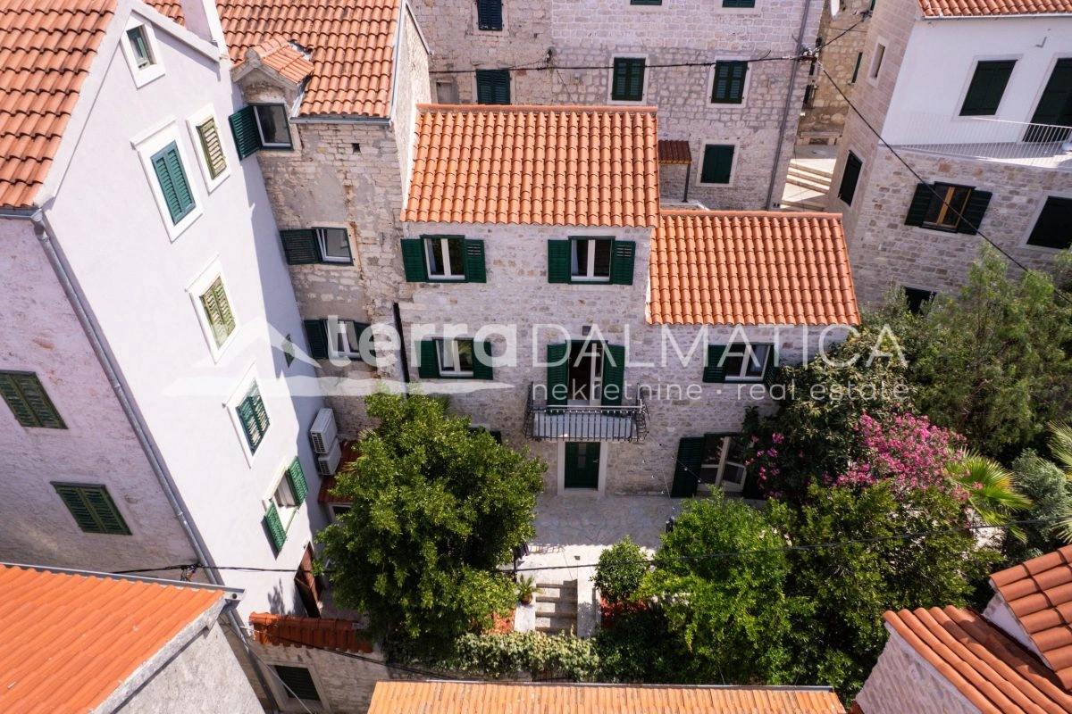 Renoviertes Steinhaus im Herzen von Šibenik mit Meerblick und Garten