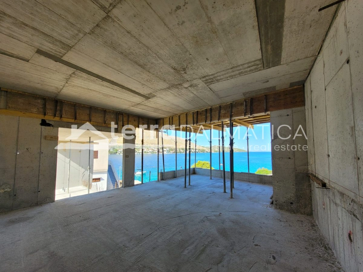 Apartma v Grebaštici s pogledom na morje in bazenom