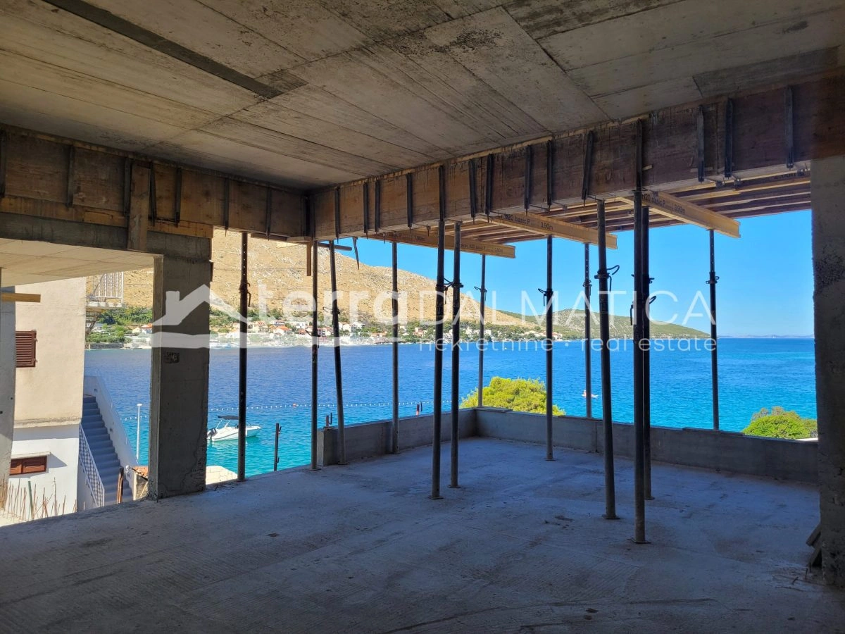 Apartma v Grebaštici s pogledom na morje in bazenom