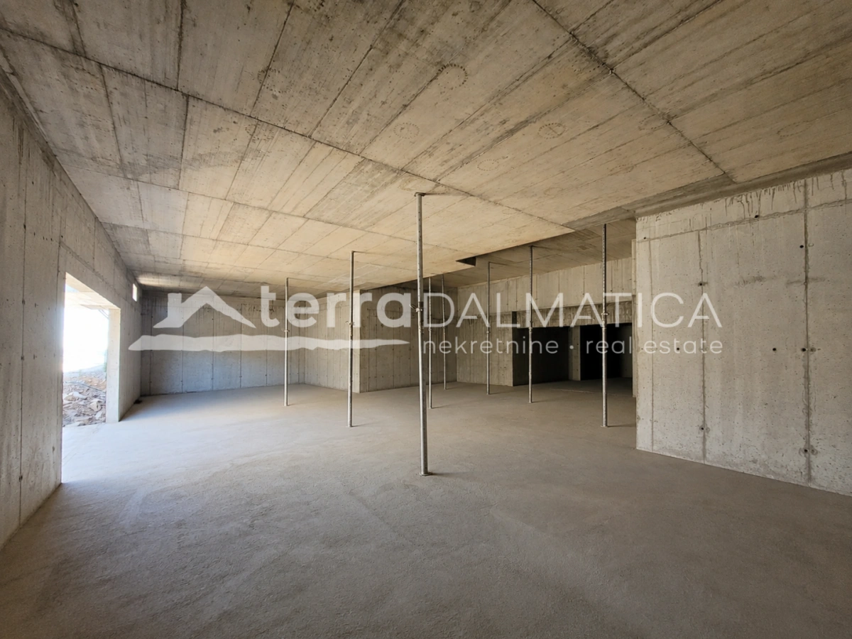 Penthouse v Grebaštici s pogledom na morje, bazenom in strešno teraso