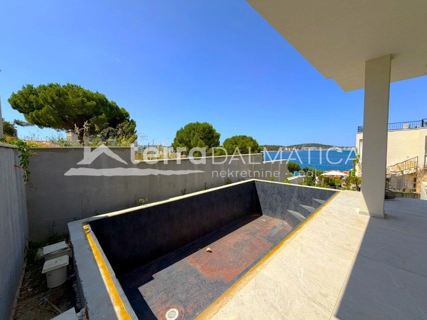 Villa in Rogoznica mit Pool und Meerblick