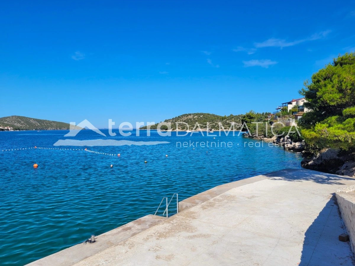 Penthouse v Grebaštici s pogledom na morje, bazenom in strešno teraso