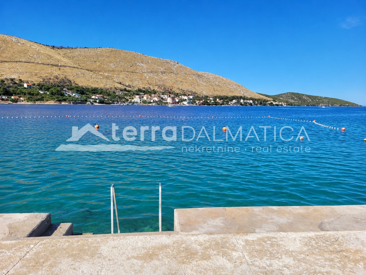 Penthouse v Grebaštici s pogledom na morje, bazenom in strešno teraso