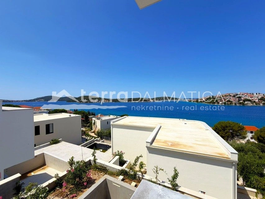 Luxusvilla mit Meerblick, Rogoznica – Swimmingpool