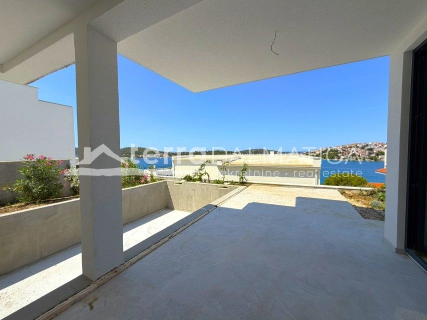 Luxusvilla mit Meerblick, Rogoznica – Swimmingpool