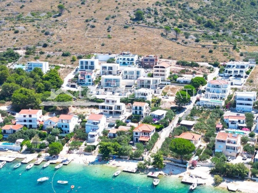 Luxusvilla mit Meerblick, Rogoznica – Swimmingpool