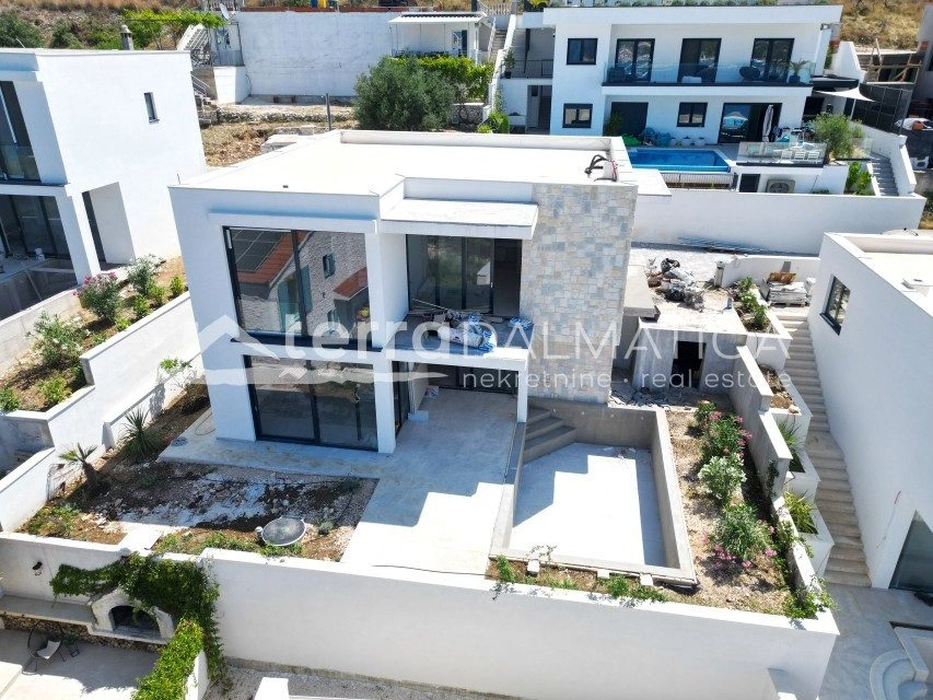Luxusvilla mit Meerblick, Rogoznica – Swimmingpool