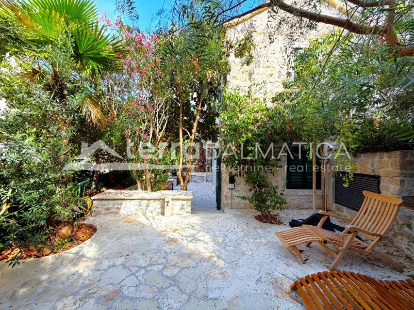 Renoviertes Steinhaus im Herzen von Šibenik mit Meerblick und Garten
