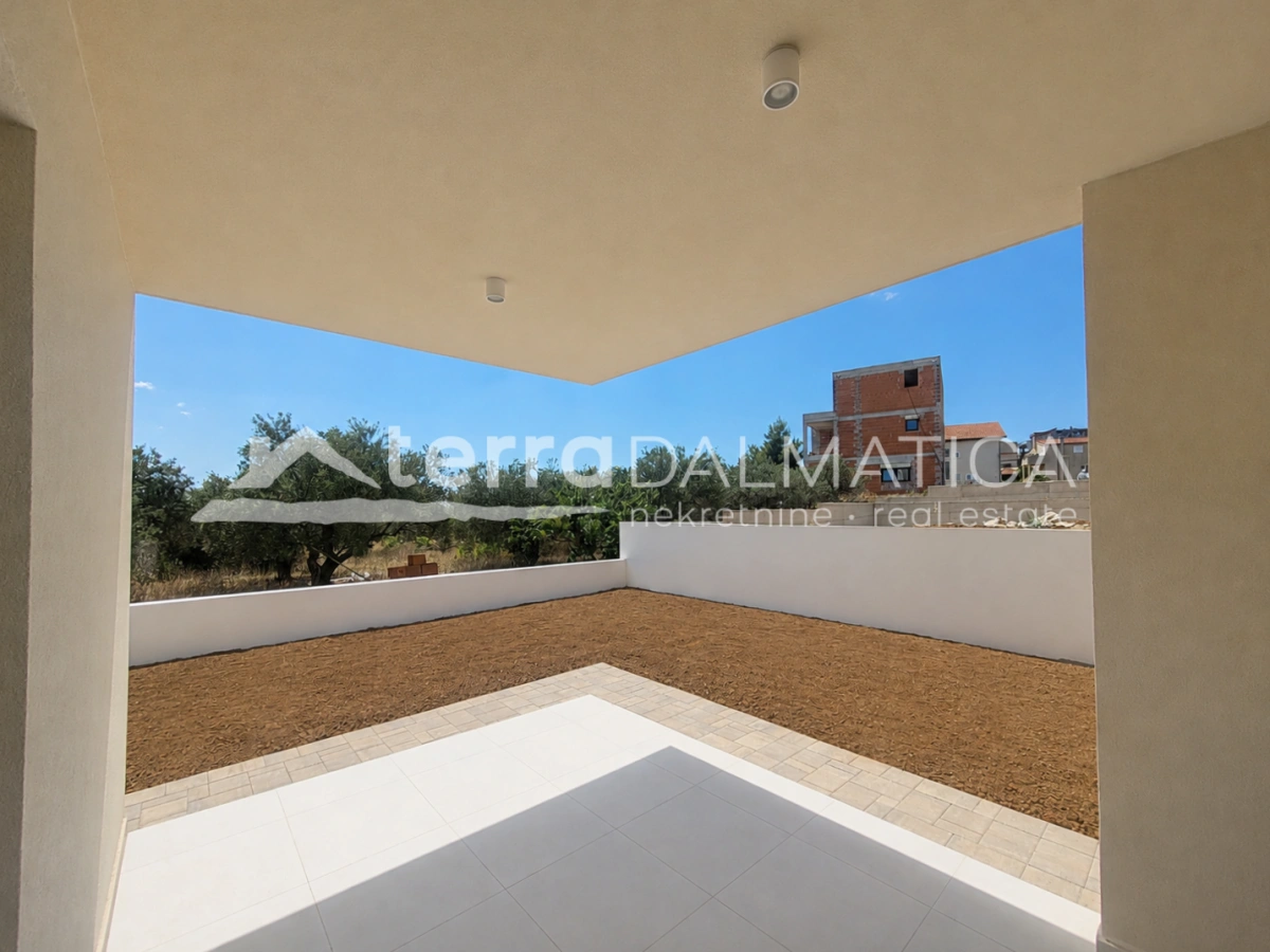 Wohnung in Vodice – Neubau mit einem 133 m² großen Garten