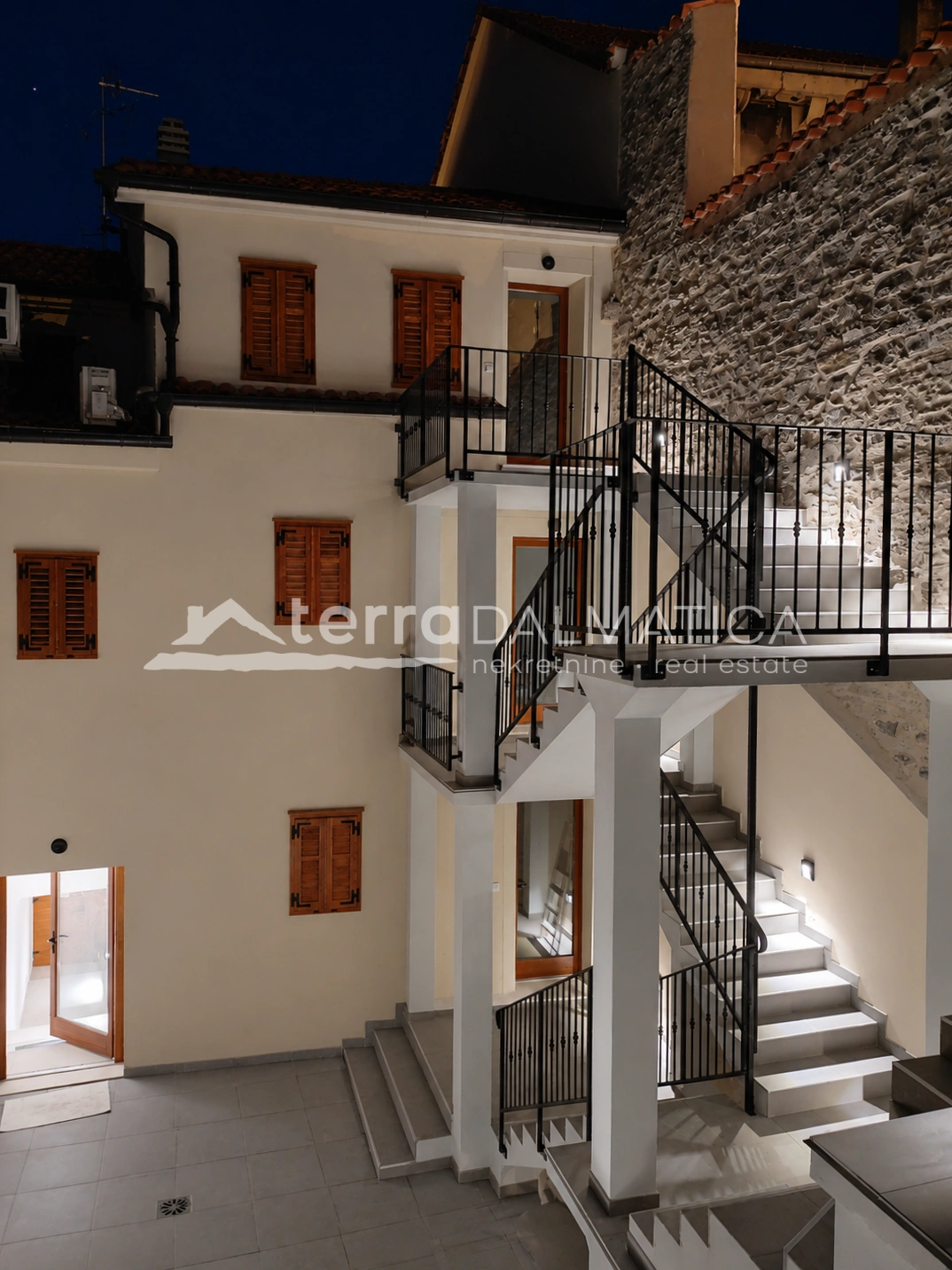 Renoviertes Steinhaus im Zentrum von Skradin – 3 Wohnungen und ein Garten