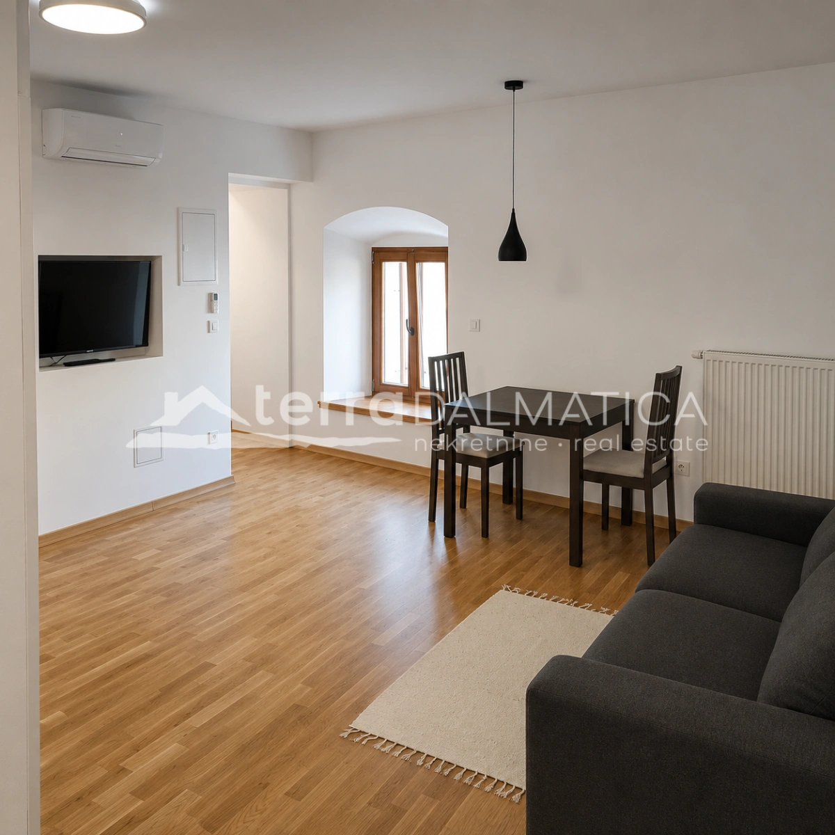 Renoviertes Steinhaus im Zentrum von Skradin – 3 Wohnungen und ein Garten