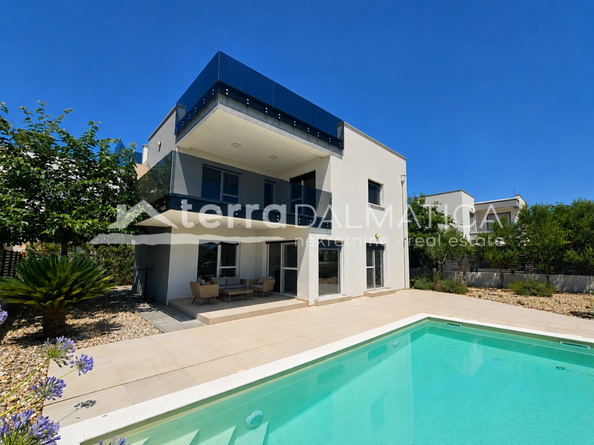 Modernes Haus in Privlaka – 80 Meter vom Meer entfernt – mit Swimmingpool und Dachterrasse