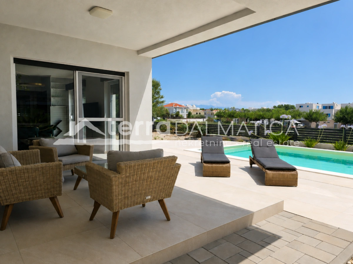 Modernes Haus in Privlaka – 80 Meter vom Meer entfernt – mit Swimmingpool und Dachterrasse