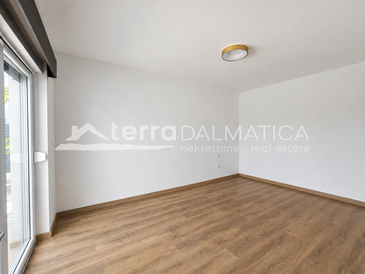 Modernes Haus in Privlaka – 80 Meter vom Meer entfernt – mit Swimmingpool und Dachterrasse