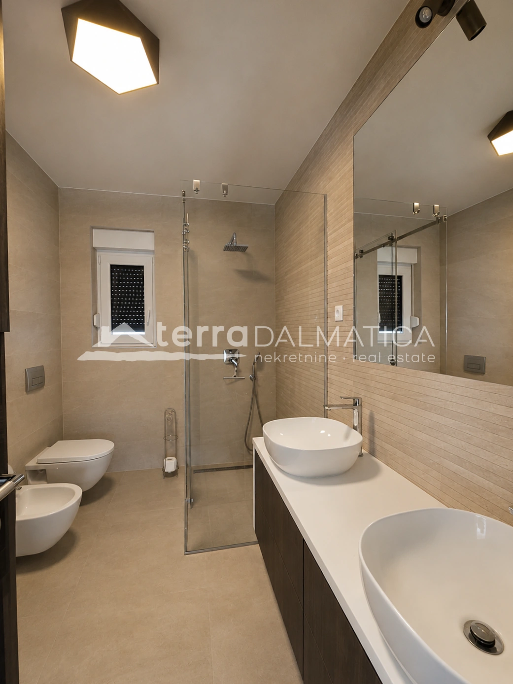 Modernes Haus in Privlaka – 80 Meter vom Meer entfernt – mit Swimmingpool und Dachterrasse