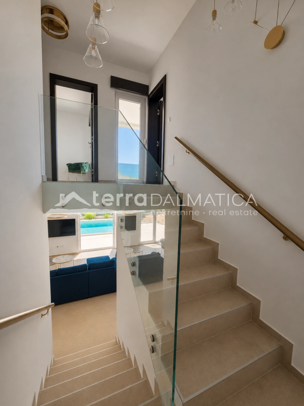 Modernes Haus in Privlaka – 80 Meter vom Meer entfernt – mit Swimmingpool und Dachterrasse