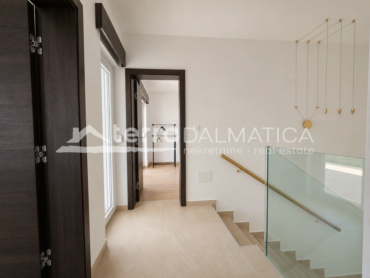 Modernes Haus in Privlaka – 80 Meter vom Meer entfernt – mit Swimmingpool und Dachterrasse