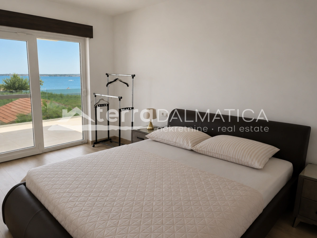 Modernes Haus in Privlaka – 80 Meter vom Meer entfernt – mit Swimmingpool und Dachterrasse