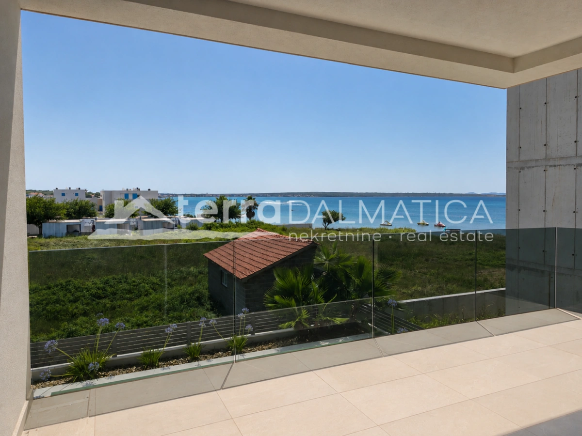 Modernes Haus in Privlaka – 80 Meter vom Meer entfernt – mit Swimmingpool und Dachterrasse