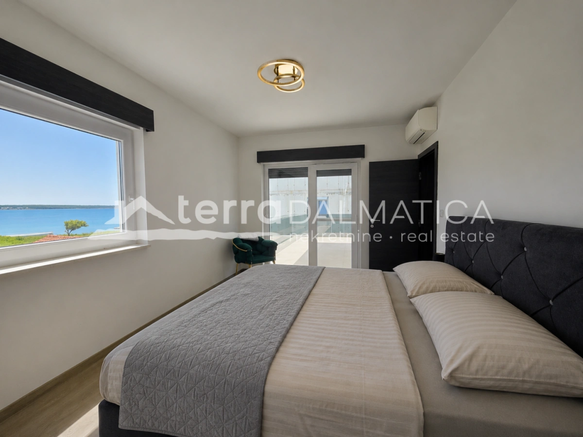 Modernes Haus in Privlaka – 80 Meter vom Meer entfernt – mit Swimmingpool und Dachterrasse