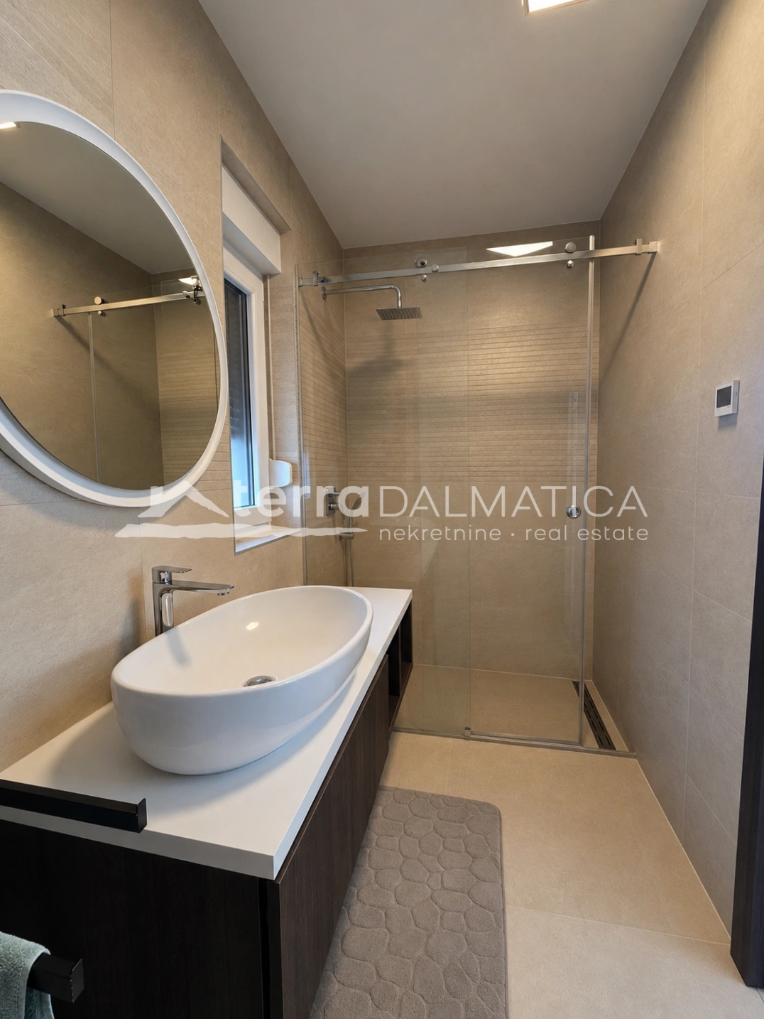 Modernes Haus in Privlaka – 80 Meter vom Meer entfernt – mit Swimmingpool und Dachterrasse