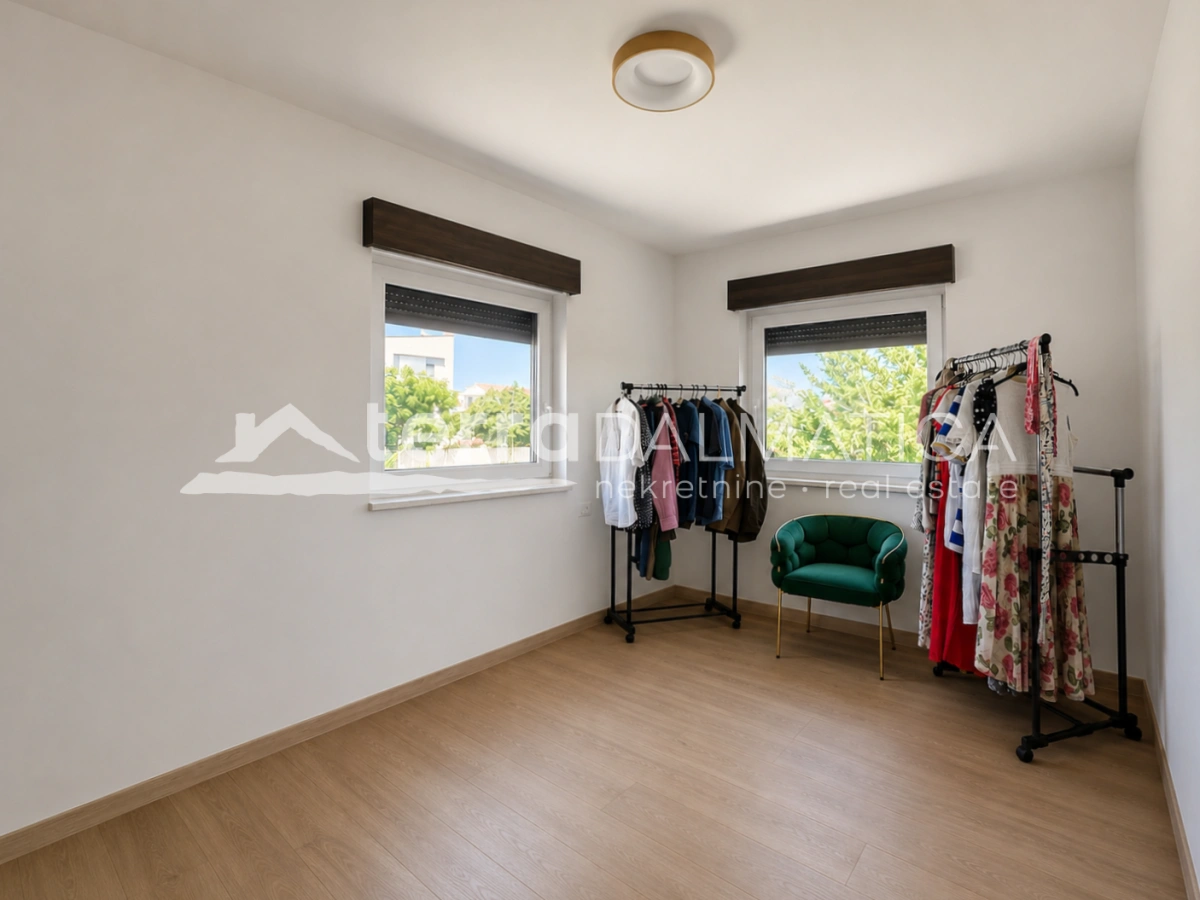 Modernes Haus in Privlaka – 80 Meter vom Meer entfernt – mit Swimmingpool und Dachterrasse