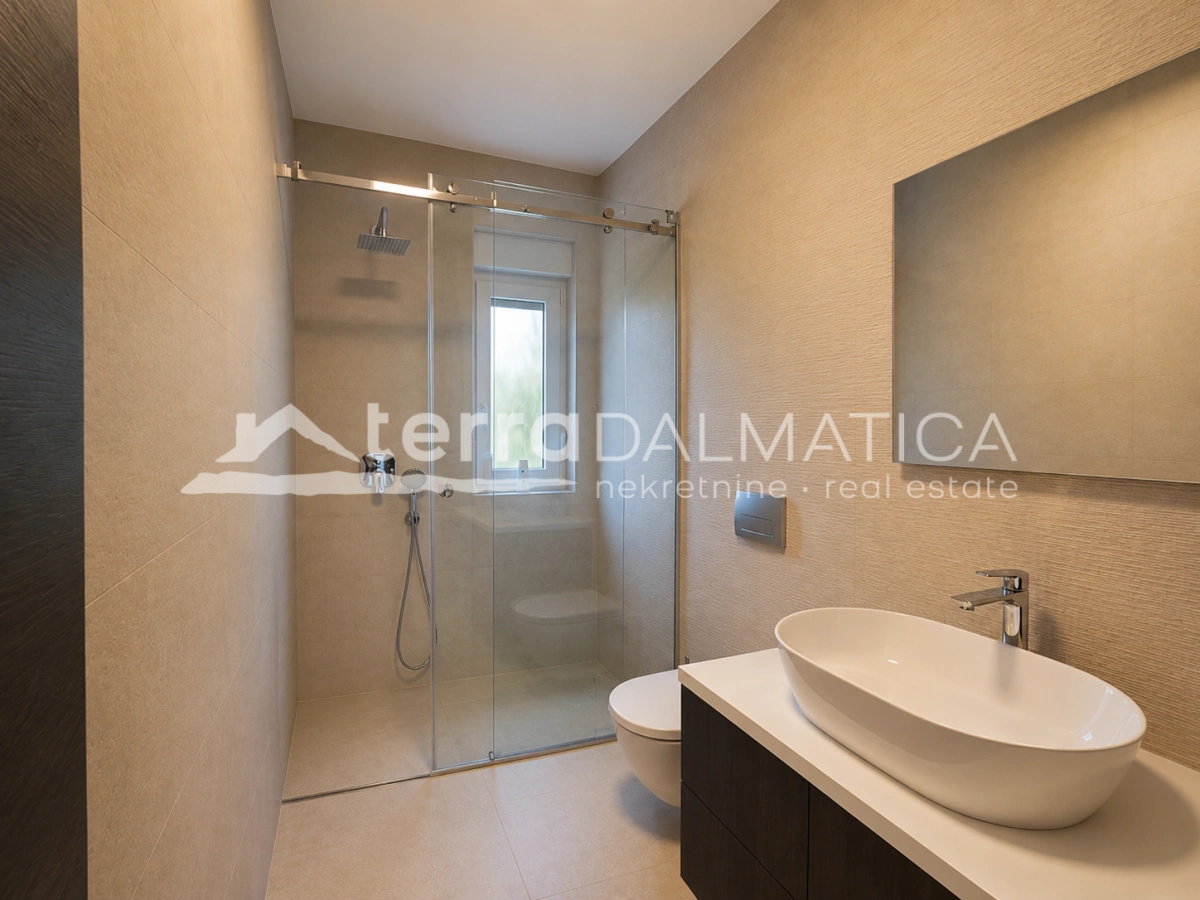 Modernes Haus in Privlaka – 80 Meter vom Meer entfernt – mit Swimmingpool und Dachterrasse