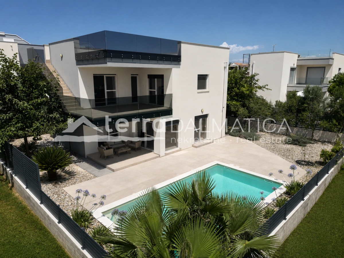 Modernes Haus in Privlaka – 80 Meter vom Meer entfernt – mit Swimmingpool und Dachterrasse