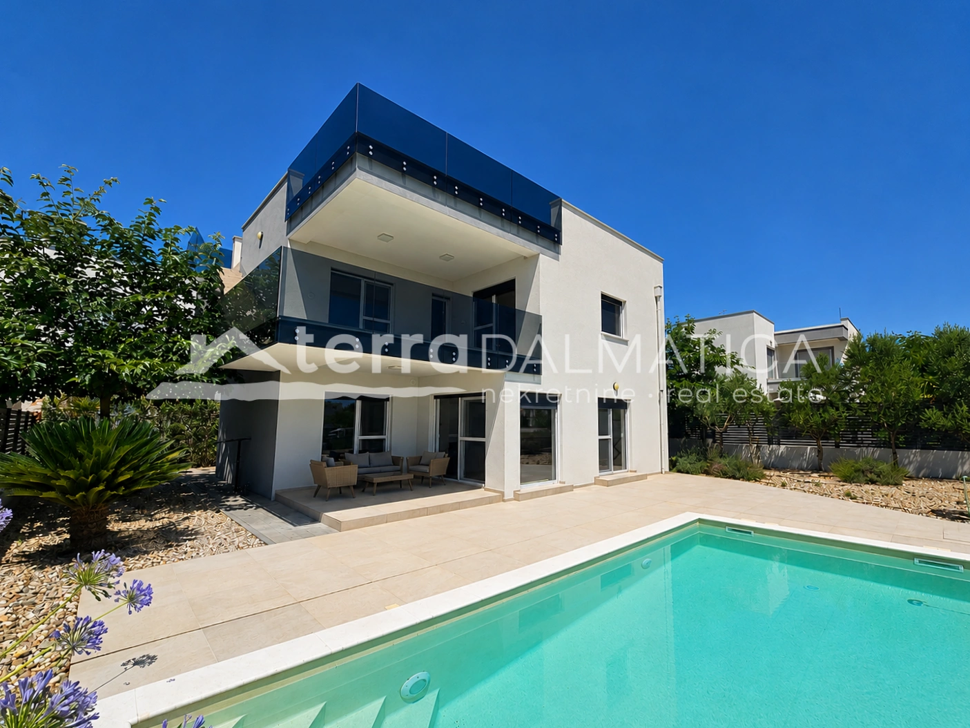 Modern house, Privlaka – 80 meters from the sea with swimming pool and roof terrace