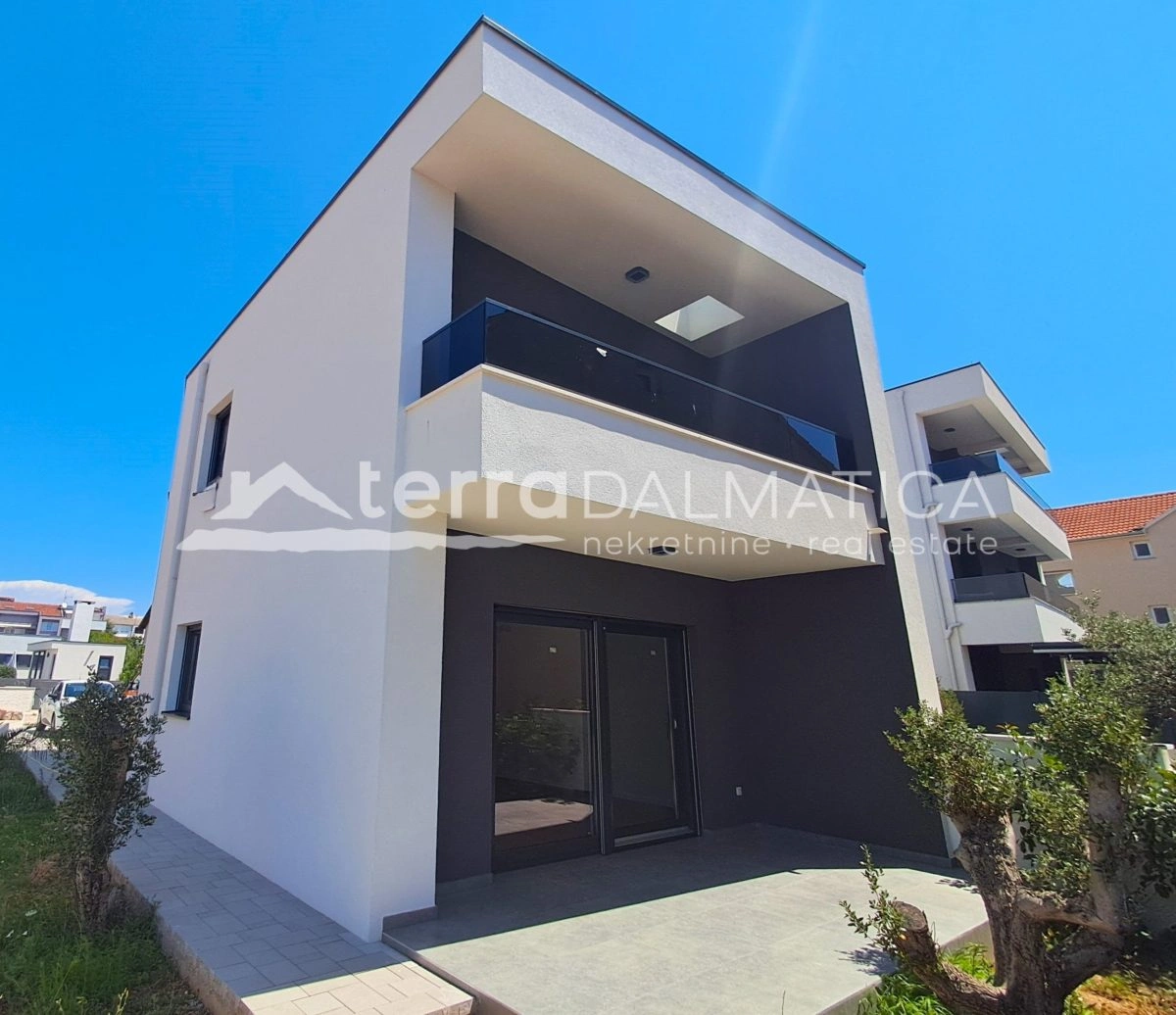 Haus in Vodice – Neubau mit 2 Terrassen und einem Hof